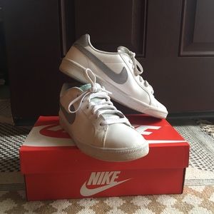 Nike Court Royal Women’s Classic white and gray